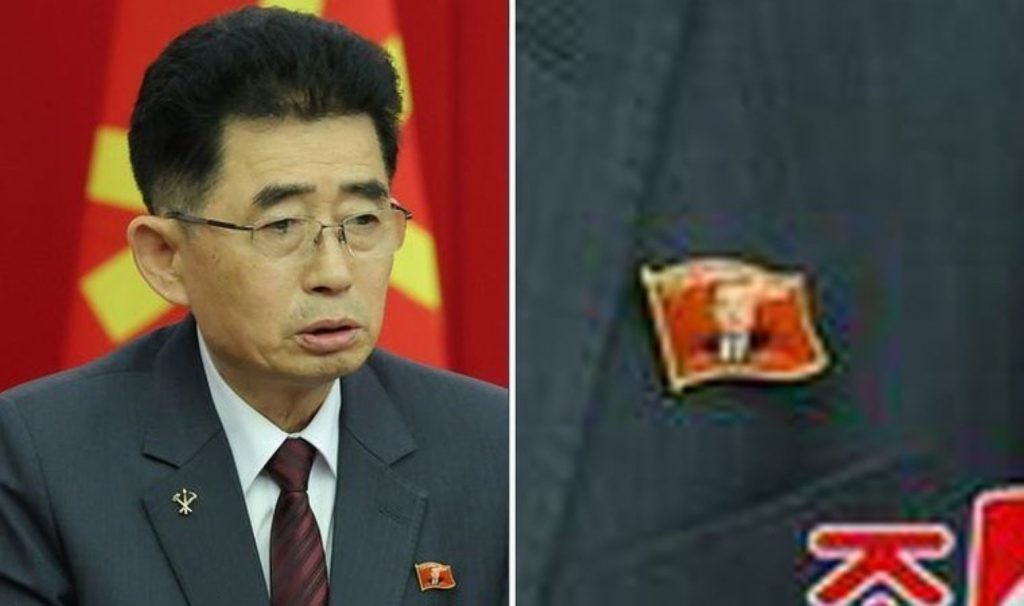 Kuzey Kore’de bir ilk: Kim Jong-un’un portresi bulunan bir rozet takılmaya başlandı