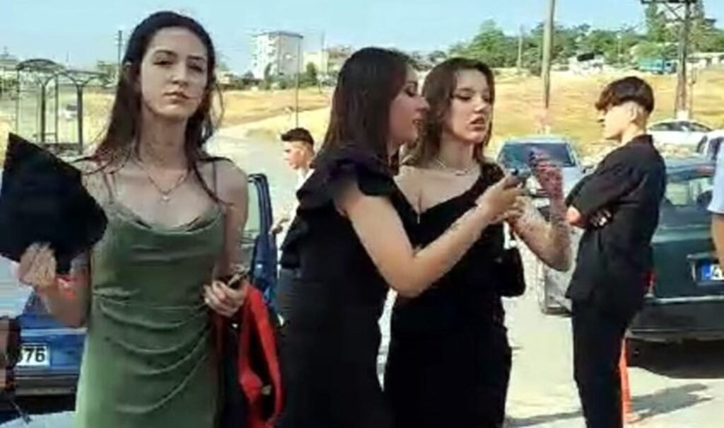 Mezuniyet kıyafeti ‘uygunsuz’ dendi: Öğrenciler içeri alınmadı, jandarma sevk edildi!