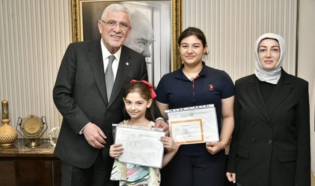 Müsavat Dervişoğlu Sinan Ateş’in kızları ile paylaştı: ‘Karneleriyle birlikte dedelerine uğradı’