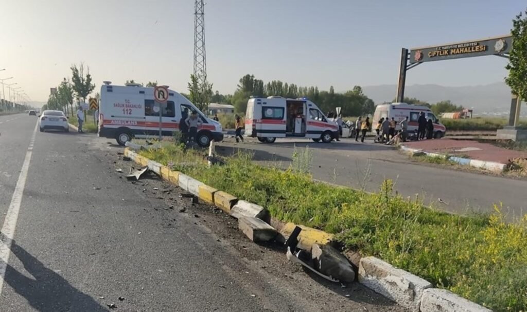 Otomobil, kamyonete çarptı: Çok sayıda yaralı var!