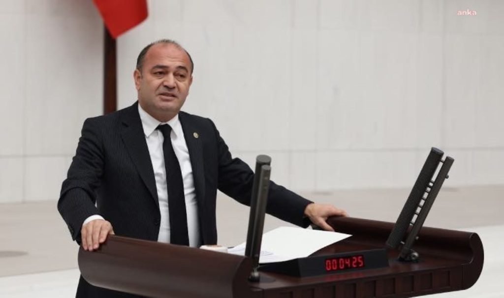 Özgür Karabat: Türkiye kağıt üstünde gri listeden çıktı, vatandaşın üzerindeki gri bulutlar ise bitmiyor