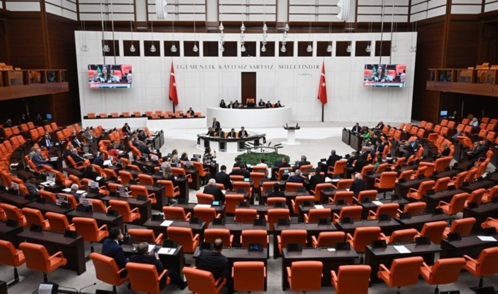 TBMM’de AKP ve DEM Parti arasında ‘kayyum’ tartışması: ‘FETÖ’nün ayak izlerine baka baka…’