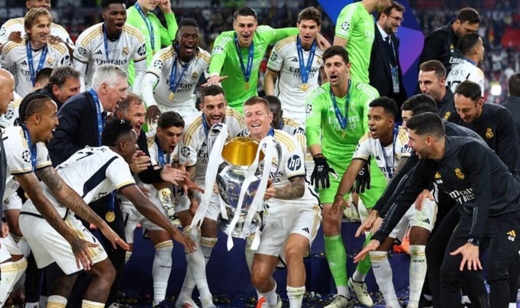 Toni Kroos, Real Madrid’e Şampiyonlar Ligi kupasıyla veda etti