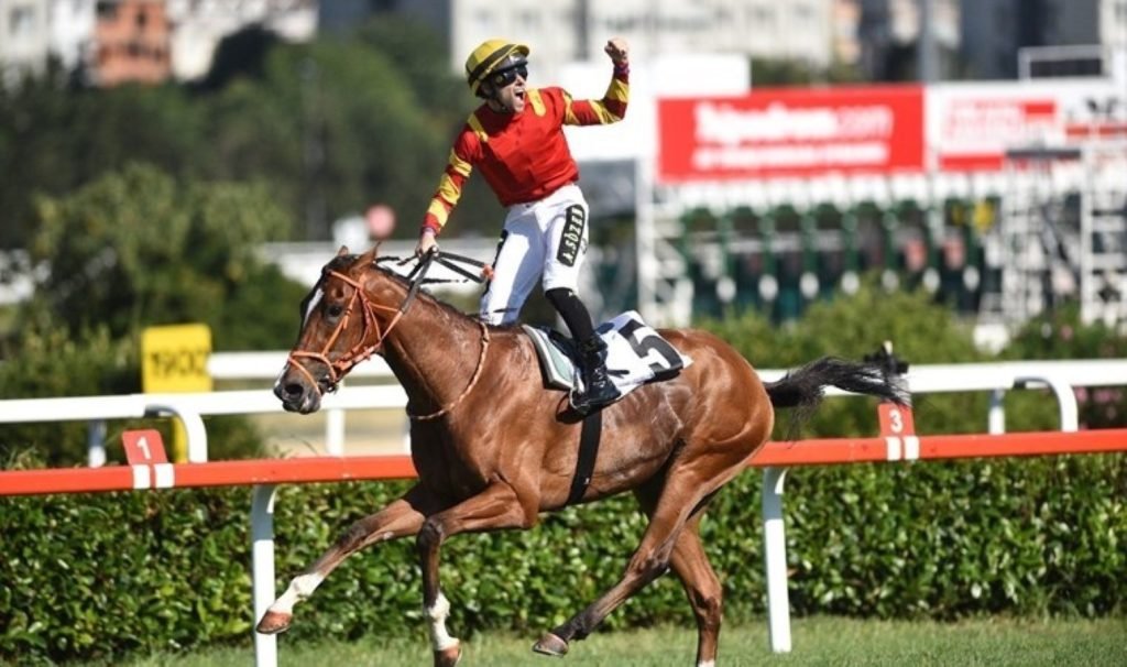 Türk yarışçılığının derbisi koşuldu: 98. Gazi Koşusu’nu Dragon Flame kazandı!