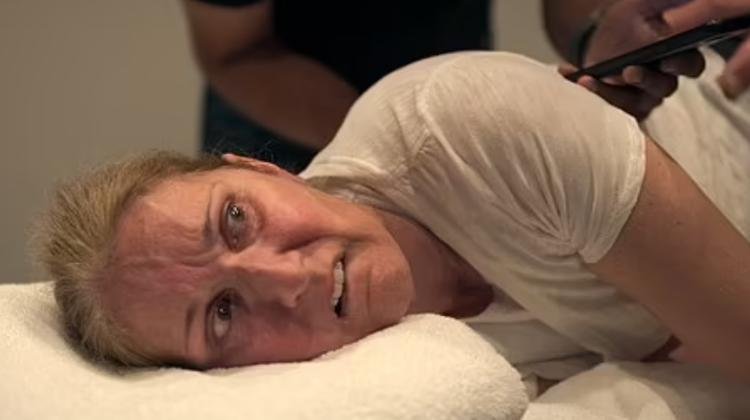 Ünlü şarkıcı kamera karşısında nöbet geçirdi… Nefes bile alamadı… Çektiği acı gözlerine yansıdı!