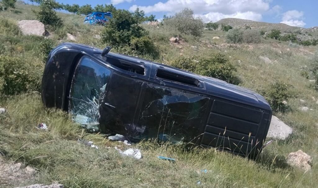 YKS dönüşü feci kaza! Tunceli’de İlçe Milli Eğitim Müdürü’nün kullandığı kamyonet şarampole yuvarlandı: 4 yaralı