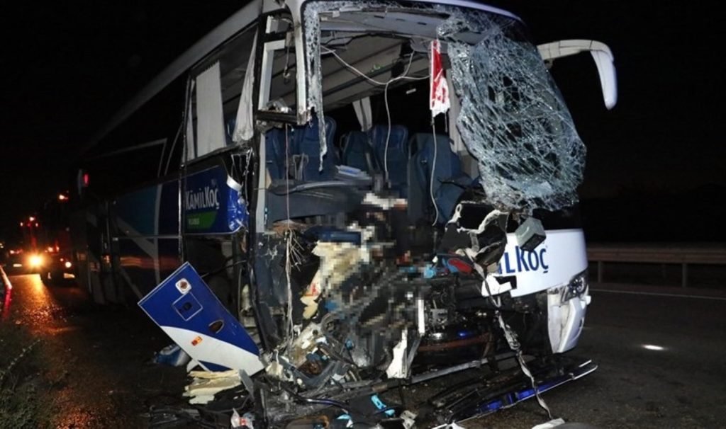 Afyonkarahisar’da feci kaza… Otobüs, kamyona çarptı: 1 meyyit, 36 yaralı