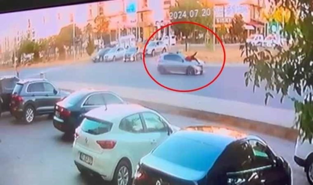 Anbean kameraya yansıdı: Yola fırlayan çocuğa otomobil çarptı!