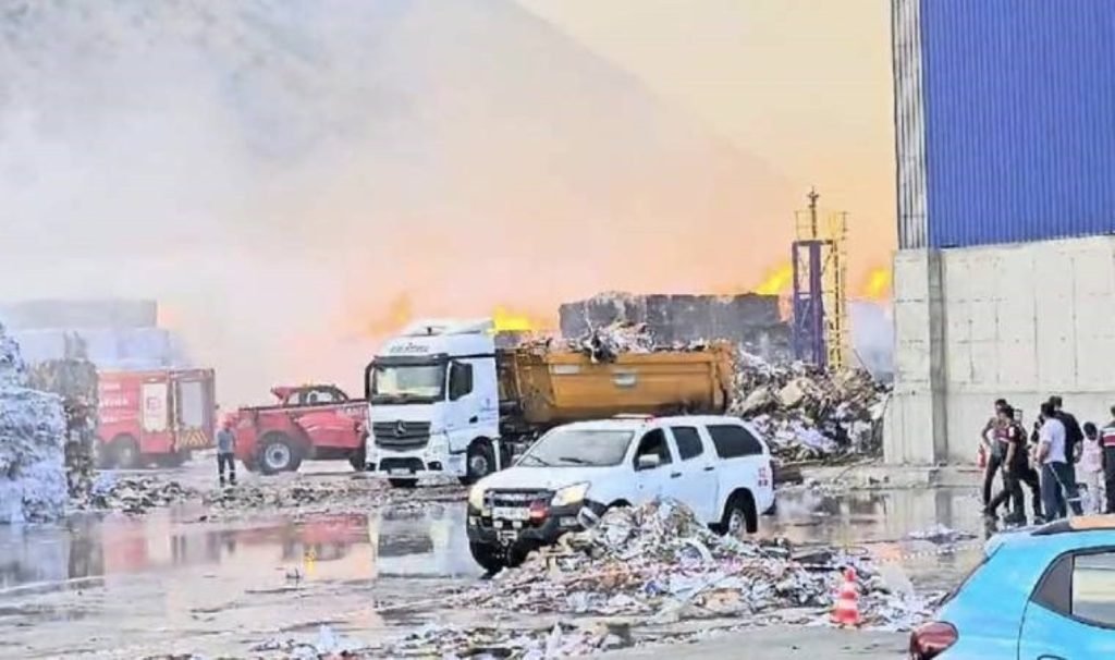 Aydın’da kağıt fabrikasında yangın