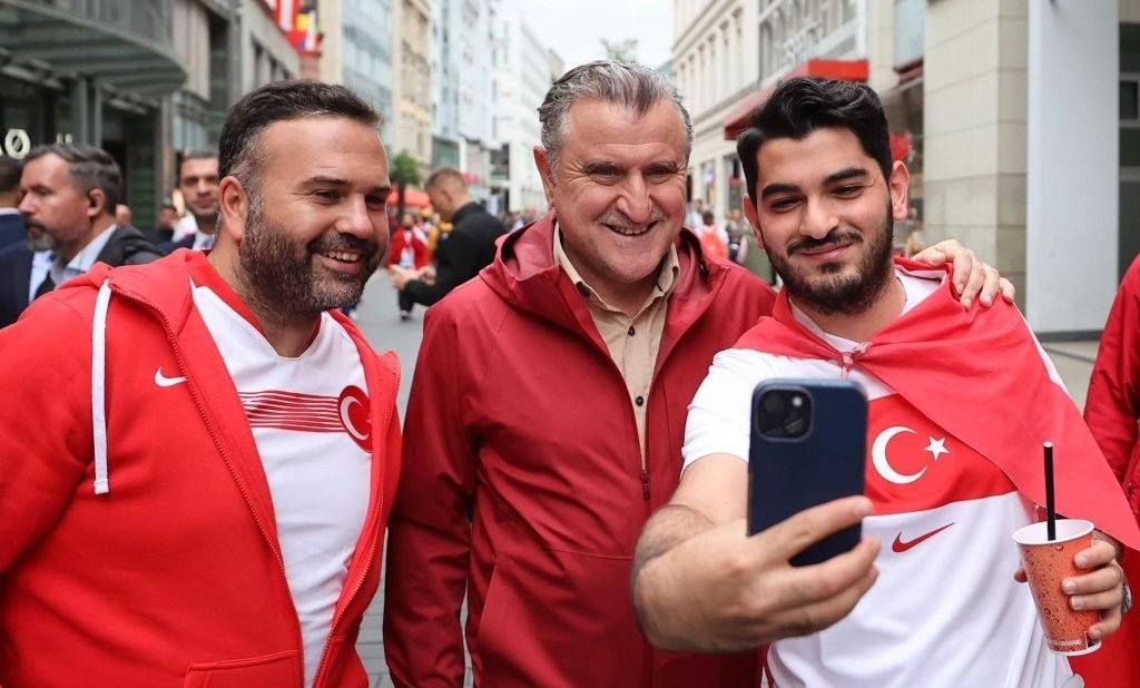 Bakan Bak: Berlin’de tarih yazacağımıza inanıyoruz