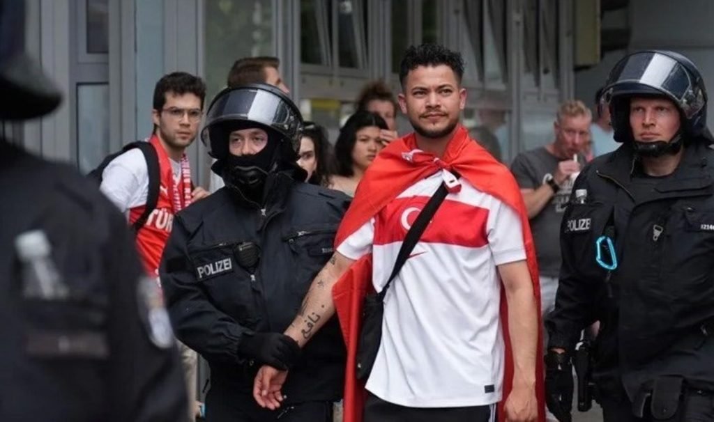 Berlin’de Türk taraftarlar gözaltına alındı