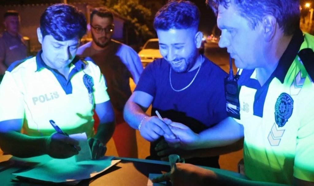 Ceza yiyince kahkahayla imza attı, espri yapıp gülerek ‘Oh’ çekti