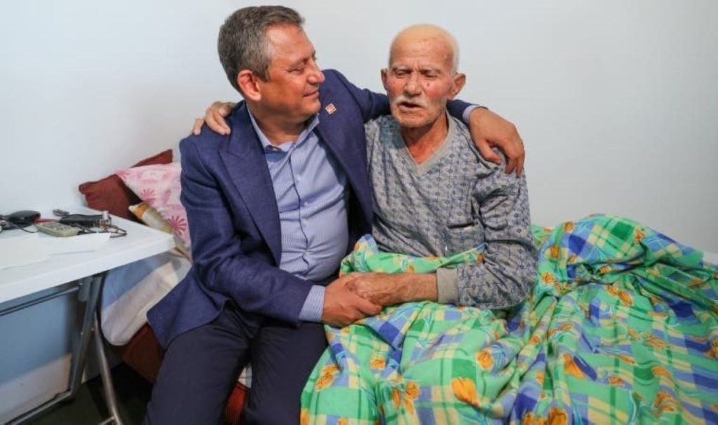 CHP Genel Başkanı Özgür Özel, en yaşlı CHP’liyi ziyaret etti