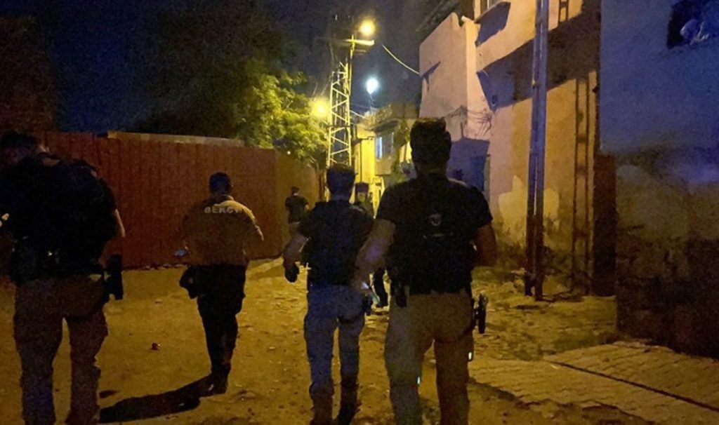 Diyarbakır’da kuzenlerin taşlı ve yumruklu kavgası: 3 yaralı, 5 gözaltı