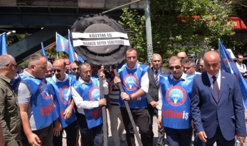 Eğitimcilerden MEB’e siyah çelenk