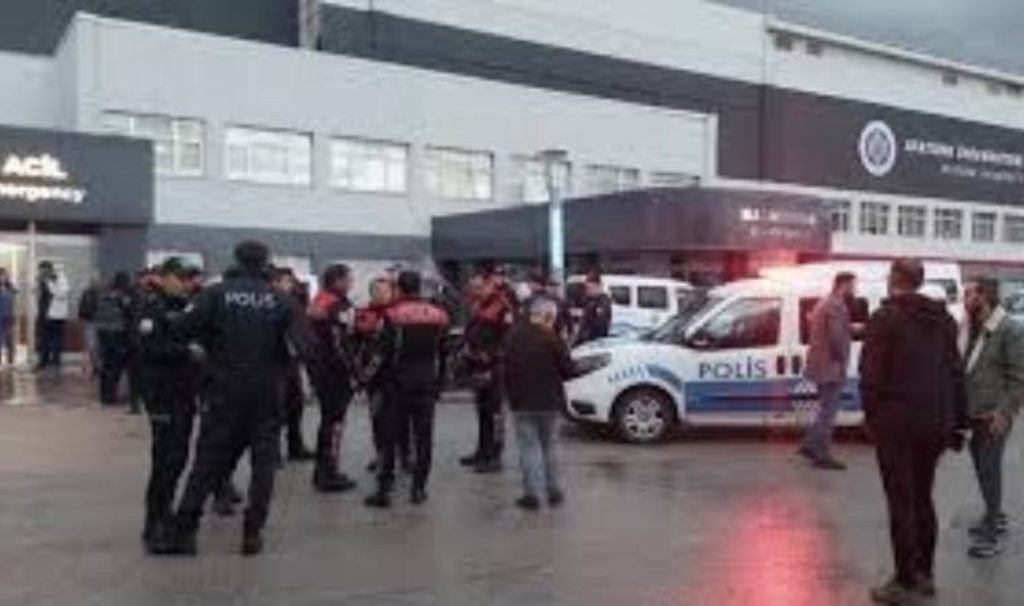 Erzurum’da doktorlara saldıran hasta yakınına müdahale eden güvenlik görevlisi bıçaklandı