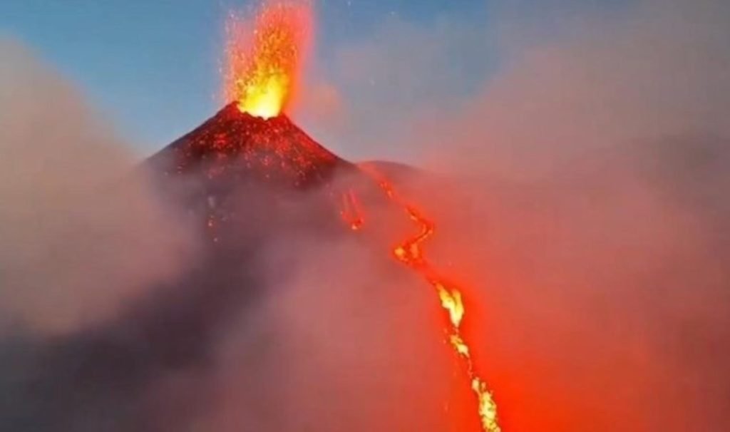 Etna Yanardağı faaliyete geçti