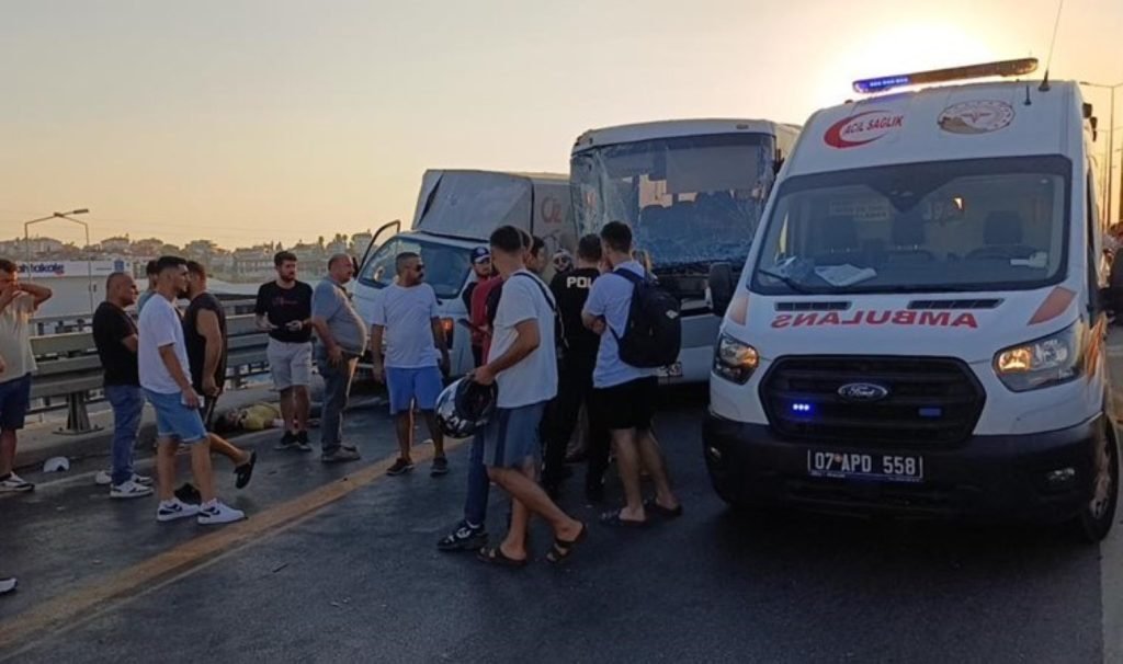 Kamyonet faciaya sebep oldu: 1 meyyit, 3 yaralı