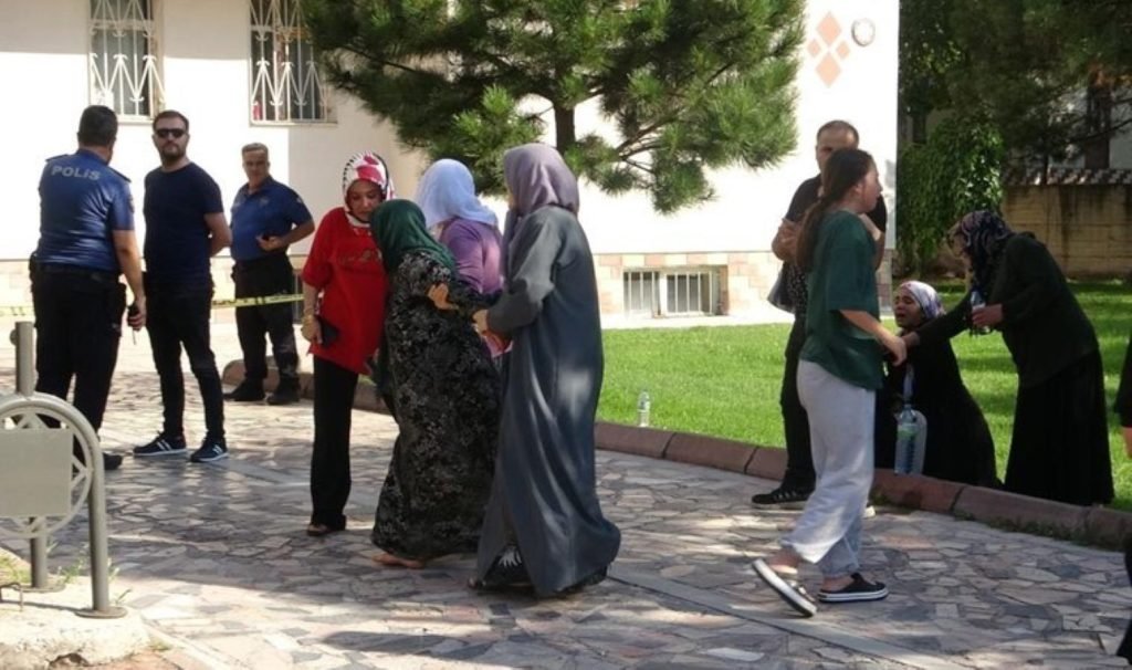 Komşuların ‘çöp’ kavgası kanlı bitti: 2 kişi yaralandı