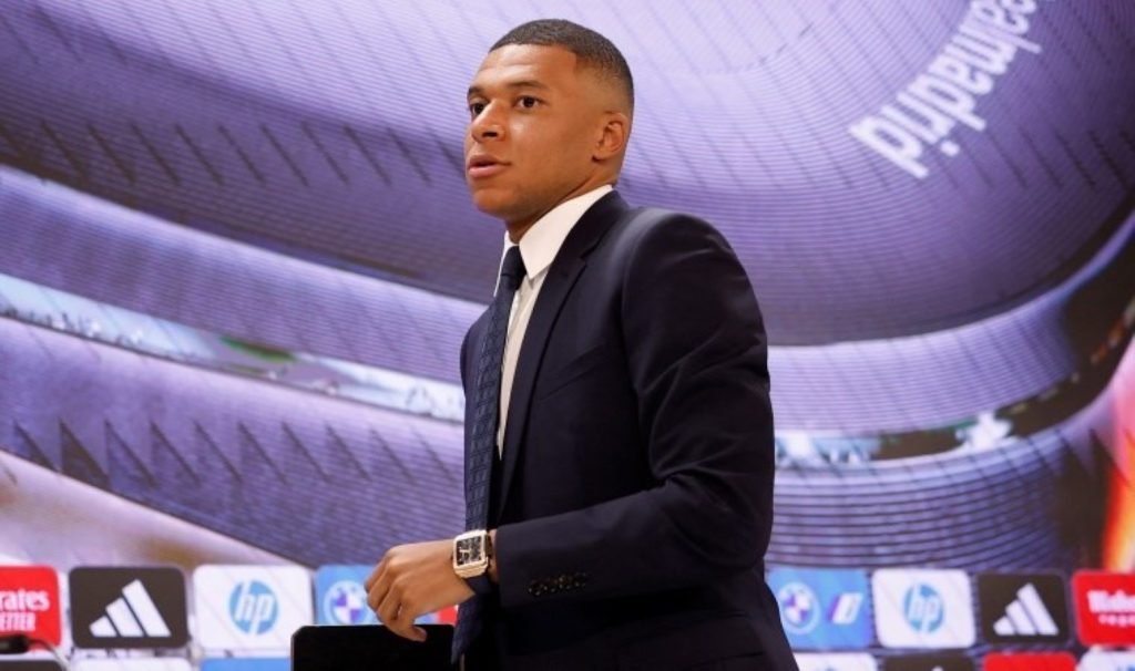 Kylian Mbappe 15 milyon Euro’ya kulüp satın alıyor!