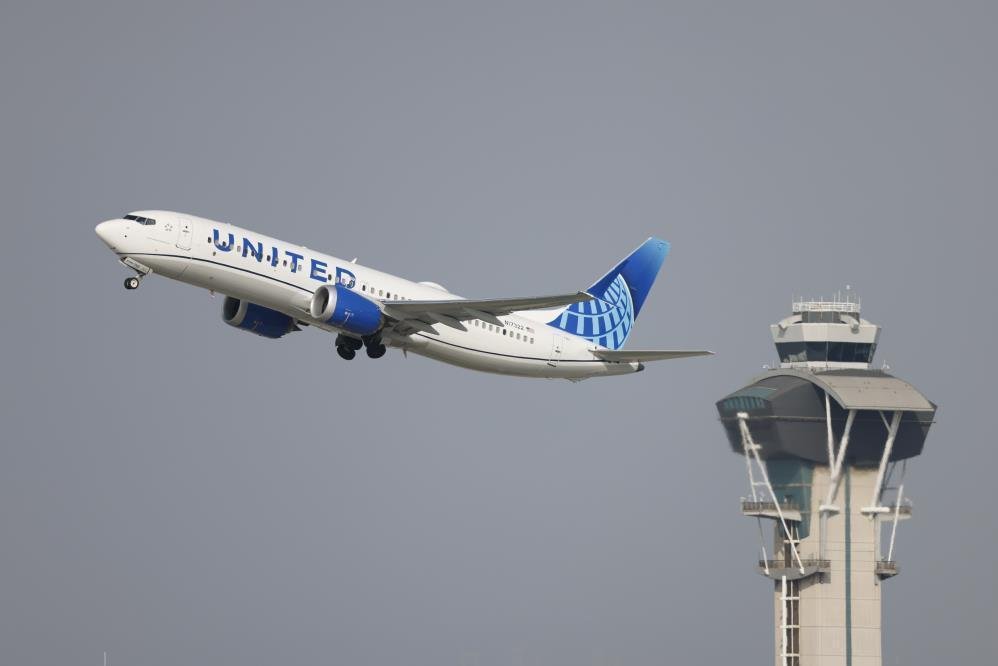 Los Angeles’ta korkutan olay! Yolcu uçağının kalkış sırasında tekerleği koptu