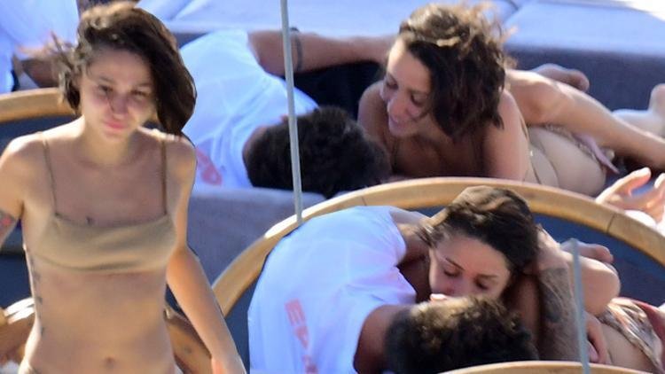 Öpücüklere boğdu! Zeynep Bastık ve Serkay Tütüncü’nün romantik anları…