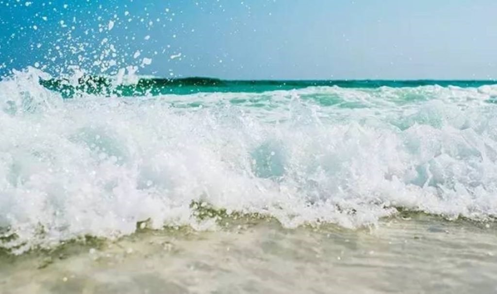 Uzman: Kokusu normal olmayan ve köpüklü denizde yüzmeyin