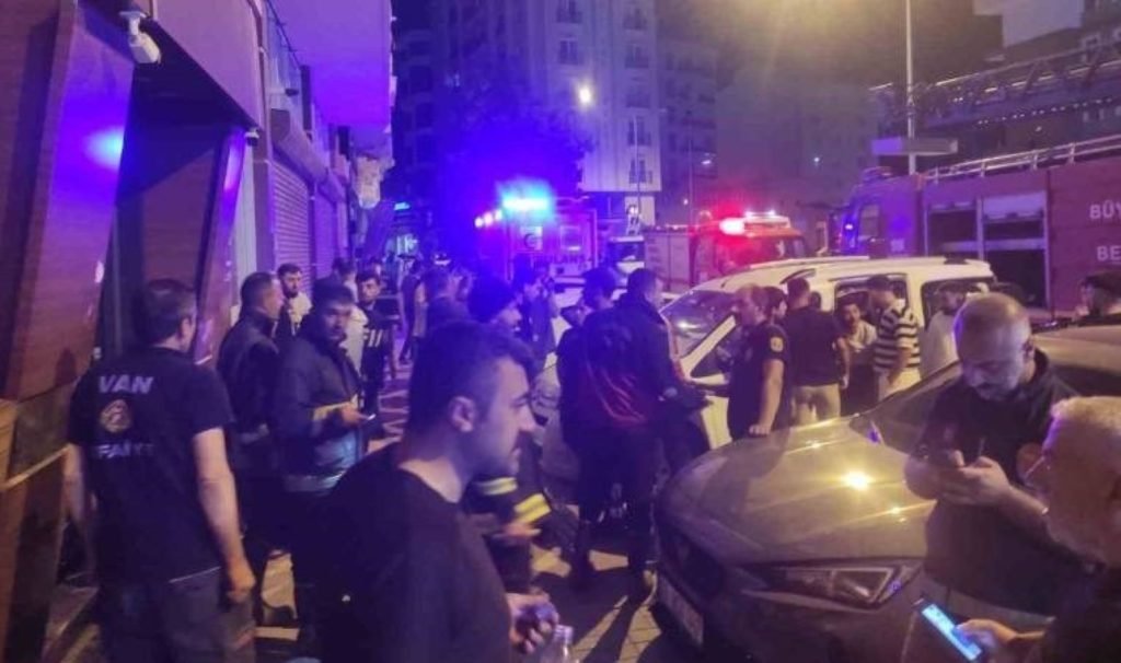 Van’da apartman yangını: 40 kişi dumandan etkilendi