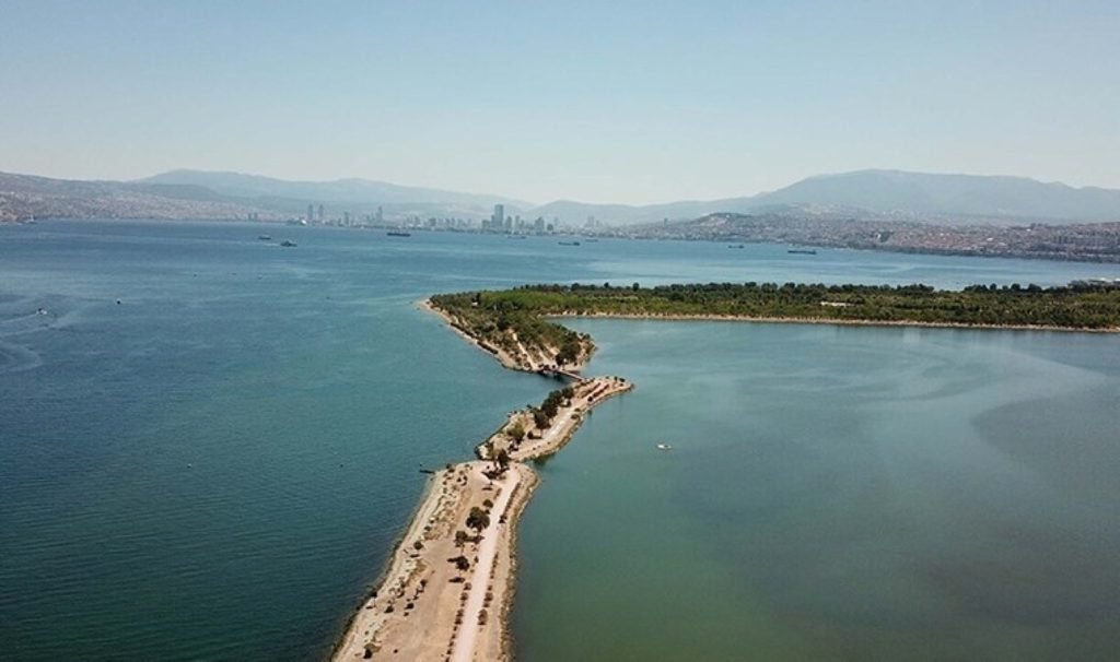 ‘Zemin çöküyor, önlem alınmazsa gelecekte İzmir’i su basacak’