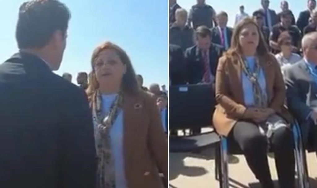 AfyonKarahisar Valiliği, Başkan Burcu Köksal’ı protokolde plastik sandalyeye oturtmaya çalıştı