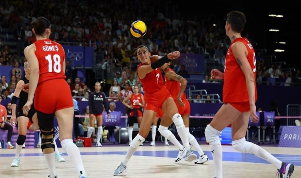 Altın madalya yolunda İtalya’ya yenildik: Filenin Sultanları bronz madalya maçına çıkacak!