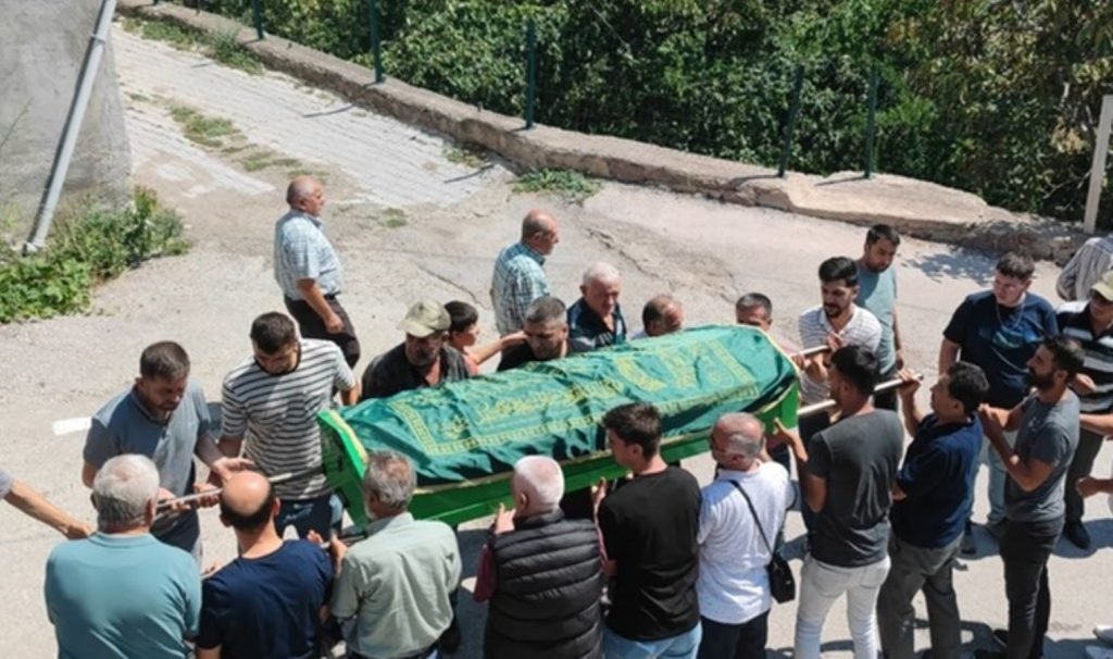 Ankara’da komşusu tarafından öldürülen kadının cenazesi, eşi ve çocuğunun yanına defnedildi