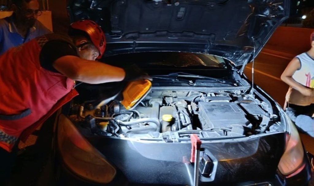 Arabada ‘yılan’ alarmı: Meraklı gözler ortasında dakikalarca yılan aradılar