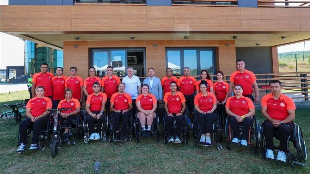 Bakan Bak’tan Para Okçuluk Milli Takımı’na ziyaret