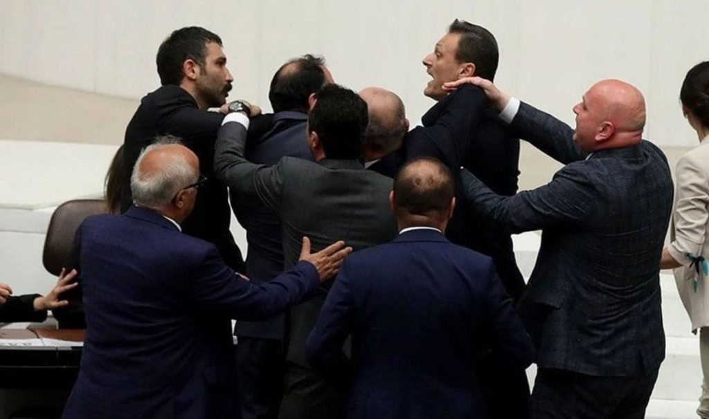 Barış Atay, ‘yetti artık’ diyerek anlattı: Bizim Genel Liderimize yağ çeken bir yağdanlık