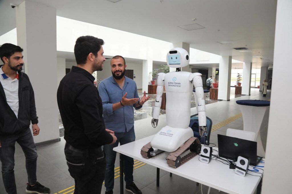 Bursa Teknik Üniversitesinde yapay zekâ takviyeli insansı robot üretildi