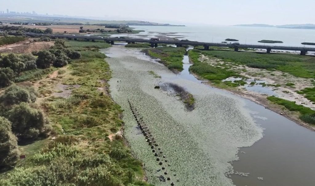 Büyükçekmece Baraj Gölü’nde tedirgin eden görüntü: Su seviyesi düştü, Tarihi Çakmak Hattı ortaya çıktı