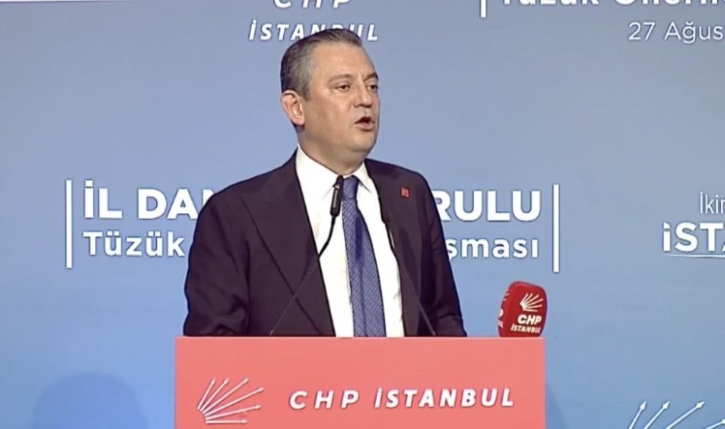 CHP Tüzük Kurultayı’na gidiyor… Ekrem İmamoğlu ve Özgür Özel kürsüden seslendi: ‘Bu hazırlık iktidar hazırlığıdır’
