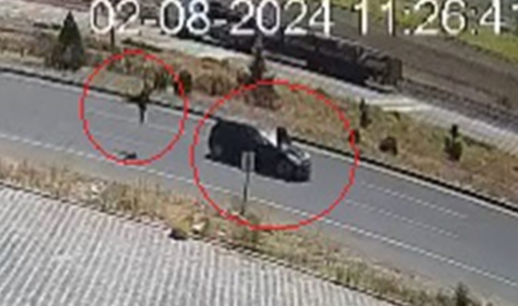 Düşürdüğü cüzdanını almak için geri dönen yayaya araba çarptı!