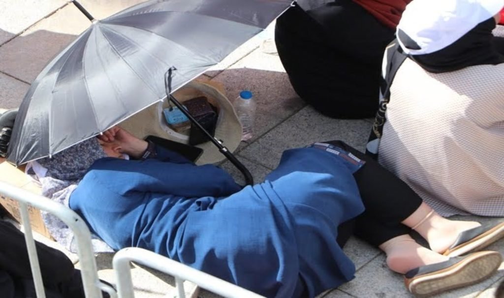 Erdoğan sevgisi ile erken geldiği alanda merasim öncesi şekerleme yaptı