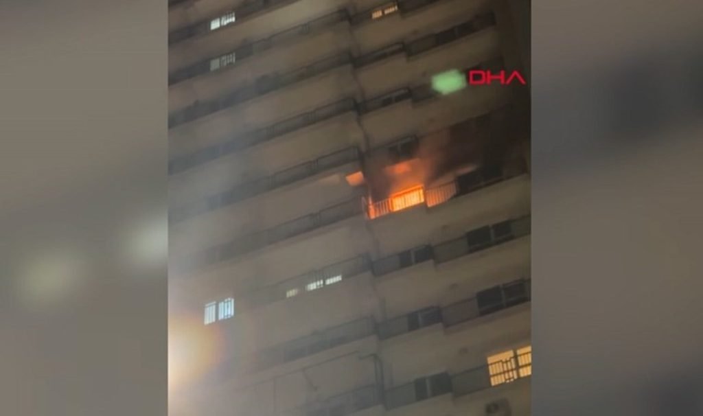 Esenyurt’ta 38 katlı binada korkutan yangın