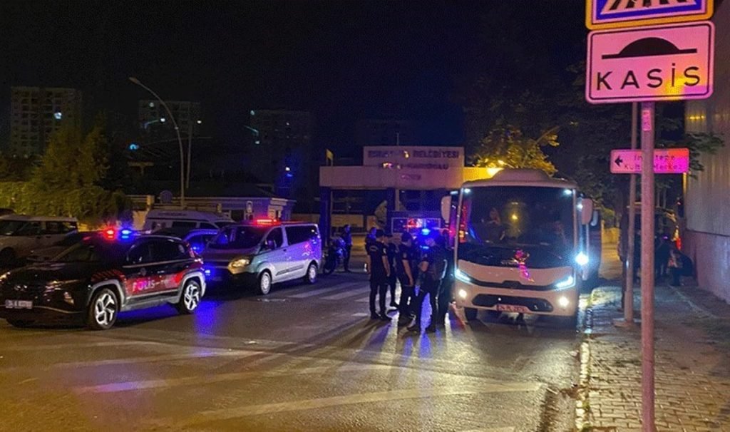 Esenyurt’ta iki küme ortasında silahlı çatışma çıktı: Meyyit ve yaralılar var!