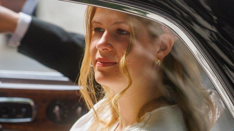 Eski elbiselerle geziyor ancak okulda bile özel temizlikçisi var