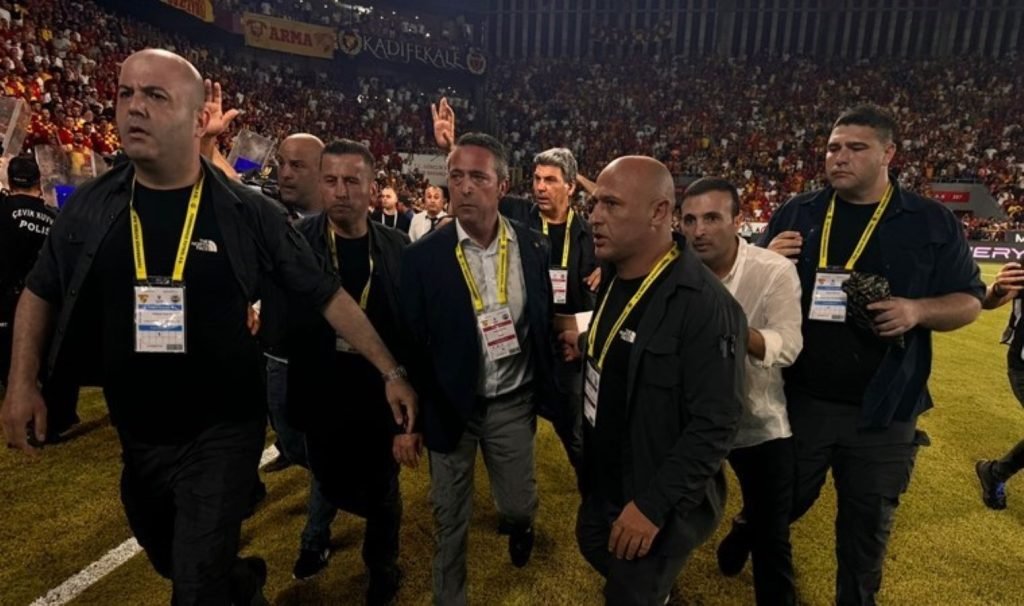 Fenerbahçe’den Ali Koç’a yapılan atak sonrası sert açıklama: ‘Milyonların gözü önünde kabahat işlemekten çekinmeyen…’