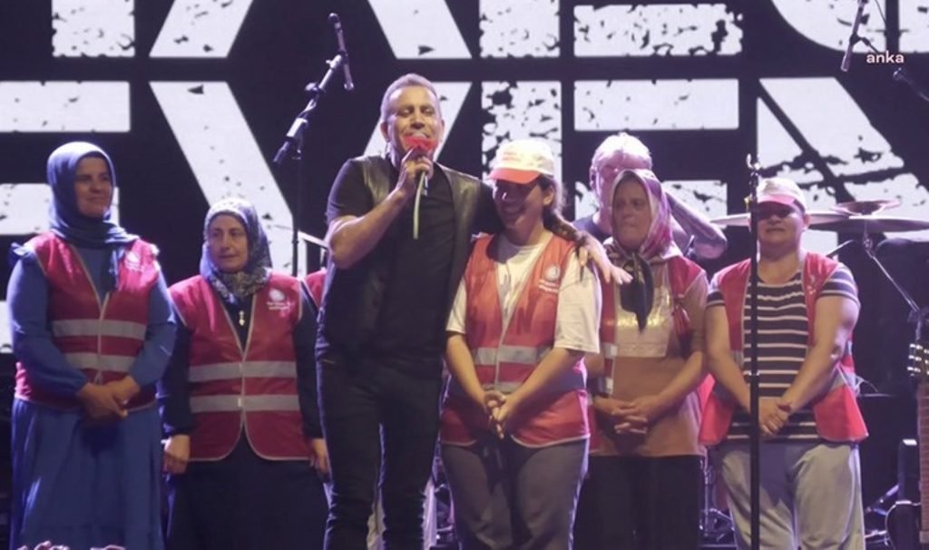 Haluk Levent sahneye Polonez çalışanlarıyla çıktı