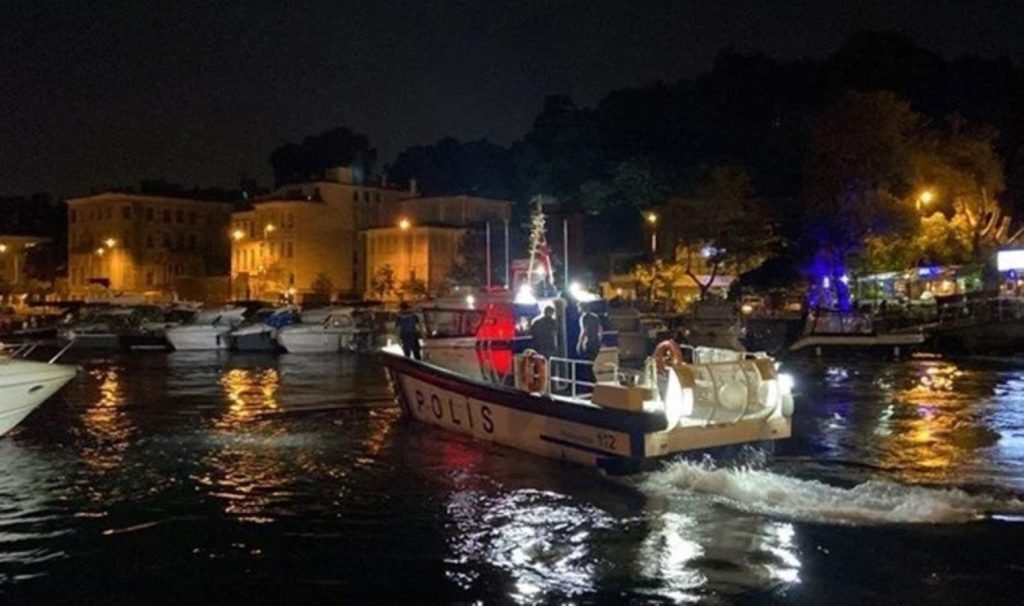 İstanbul Boğazı’nda 4 kişinin içinde olduğu tekne battı: 3 kişi ve 1 köpek yüzerek kurtuldu, 1 kişi kayıp!