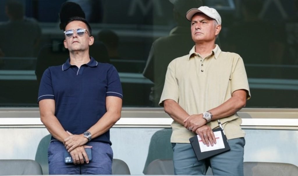 Jose Mourinho, Mario Branco ile birlikte Başakşehir tribününde!