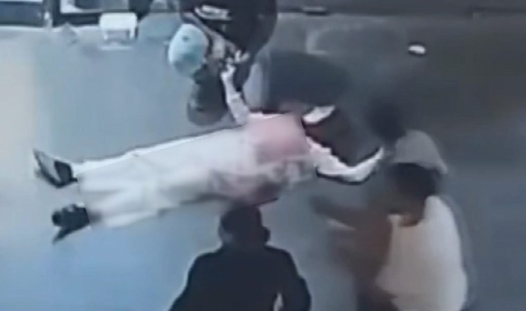 Küçükçekmece’de bir bayan sokak ortasında bıçaklandı