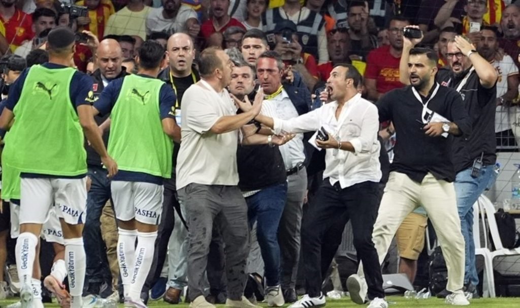 Maç sonu Fenerbahçe’den reaksiyon: ‘Futbol terörünü lanetliyoruz’