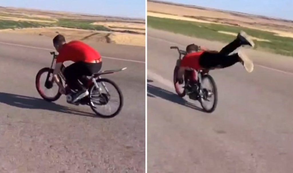 Motosikletlerin üzerine uzandılar: Kara yolundaki tehlikeli yarış kamerada!